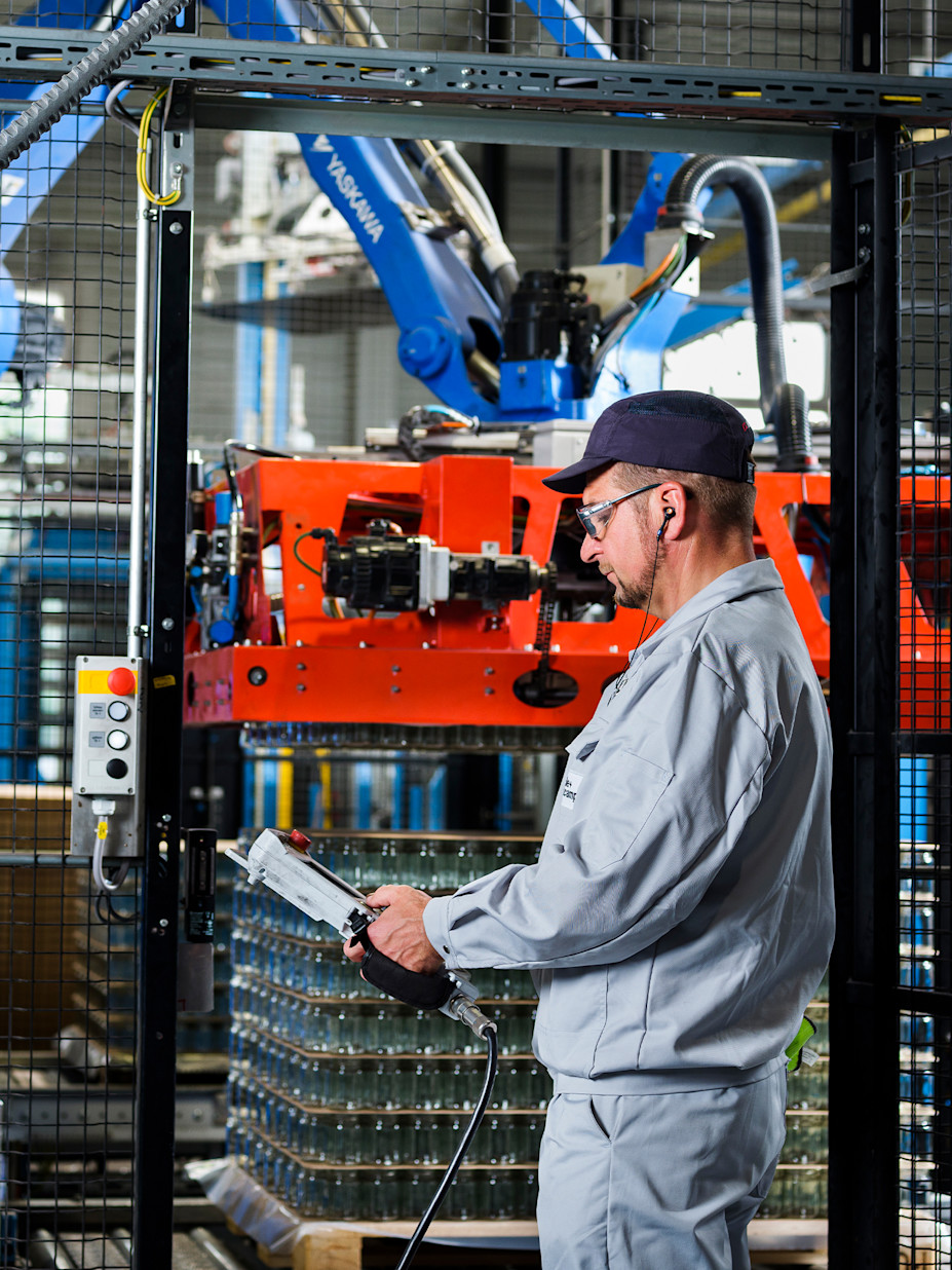 Mitarbeiter vor der Packmaschine